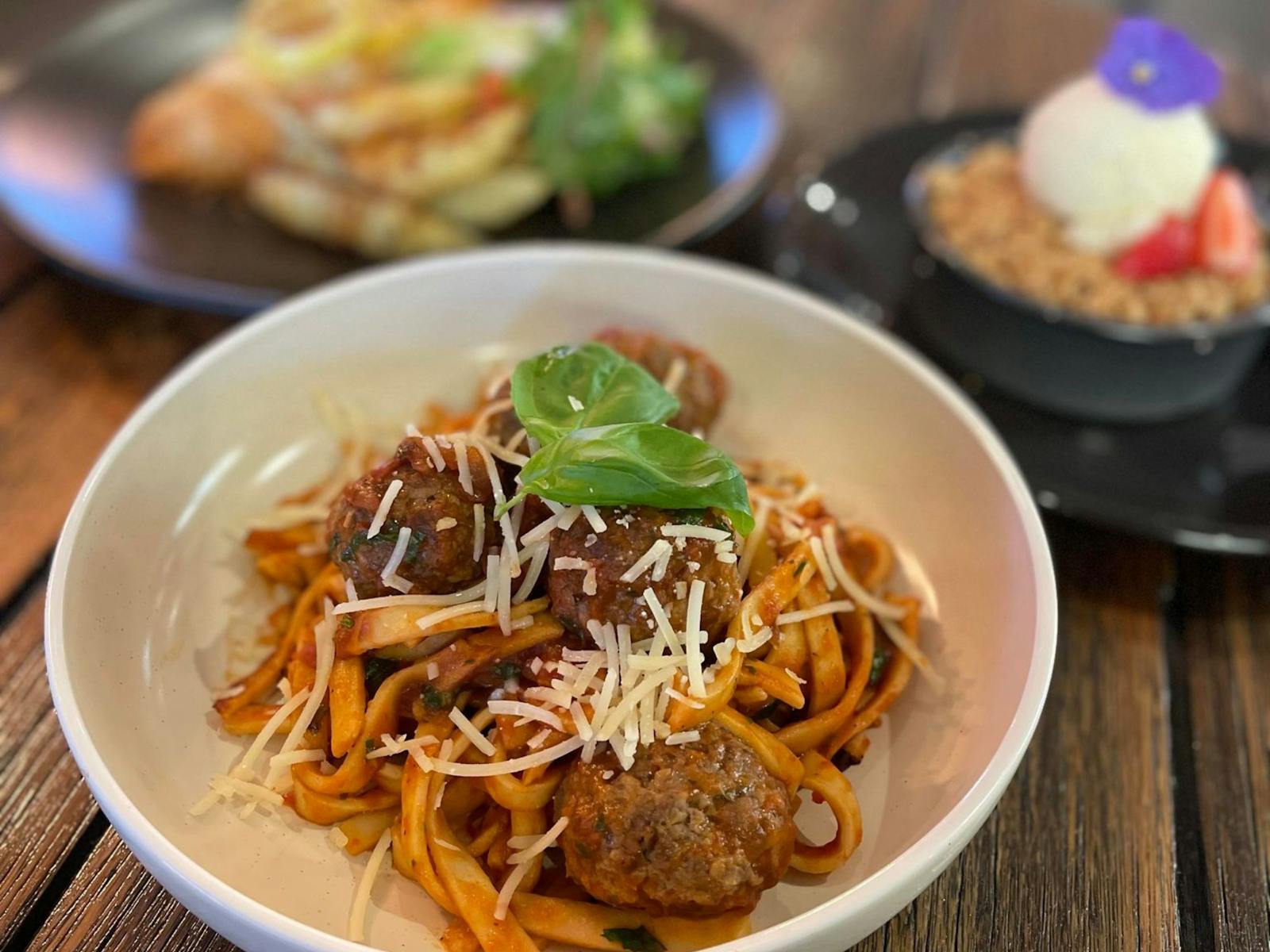 picture of fettuccini with meatballs