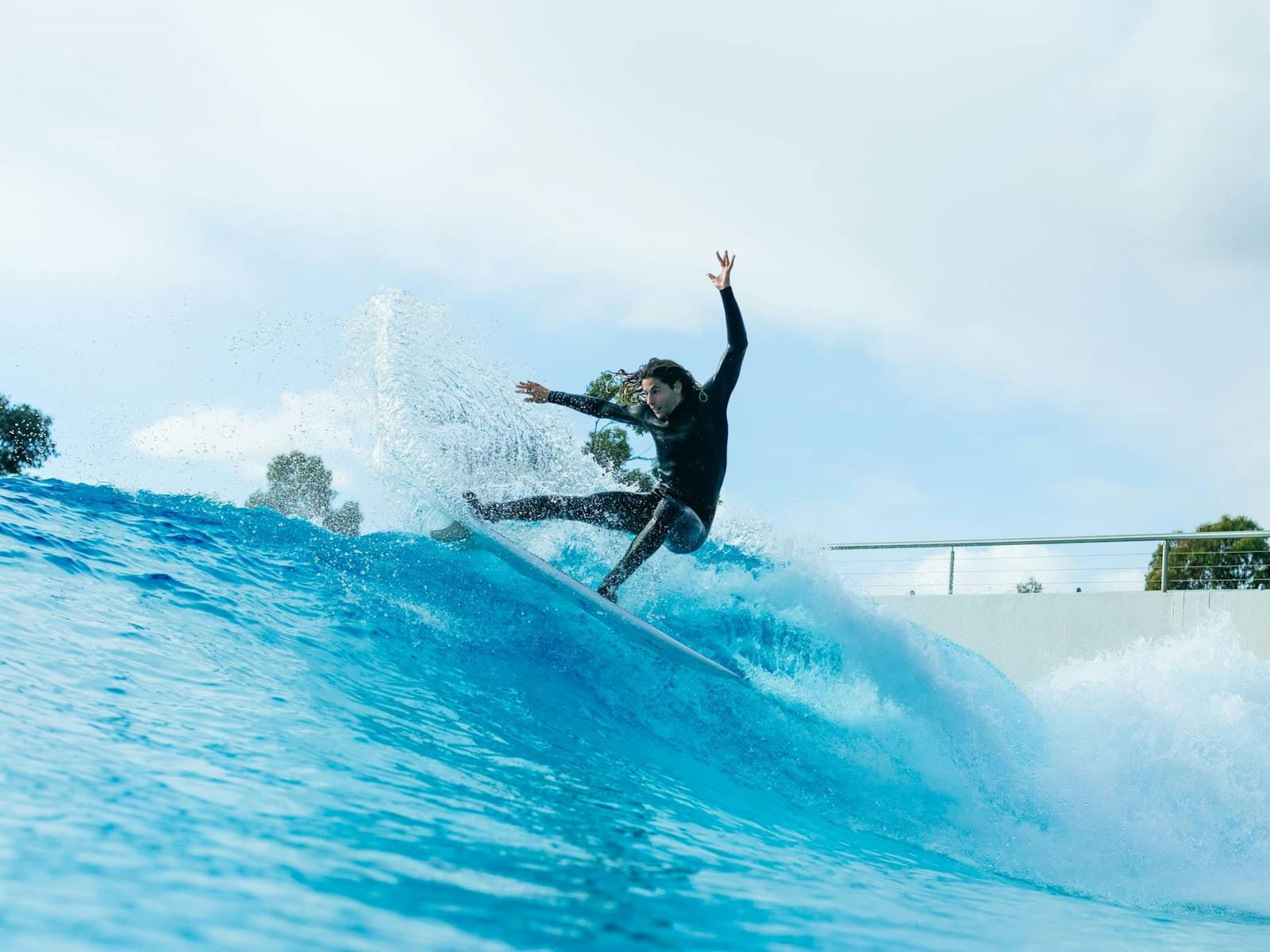 ターンするサーファー