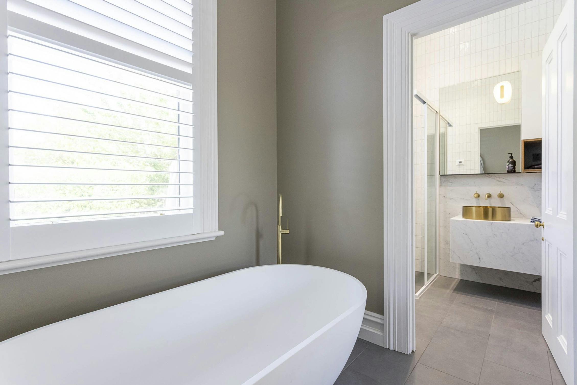 Bathtub and bathroom at The Brewer's House