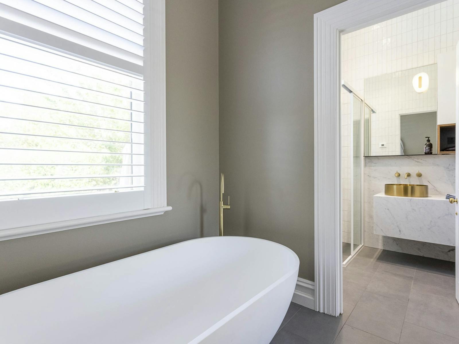 Bathtub and bathroom at The Brewer's House