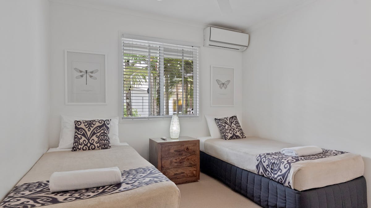 Bedroom with two single beds