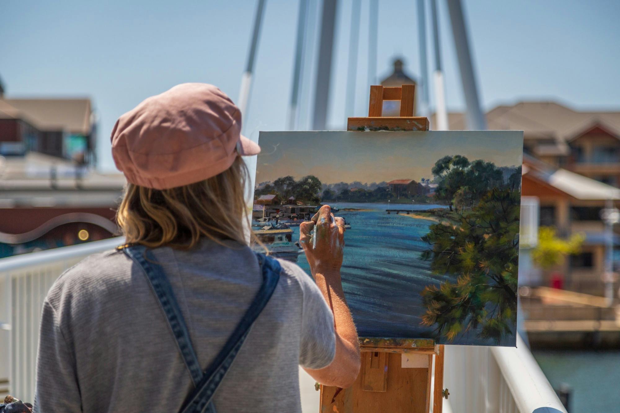 Artist Leanne Pearson painting at Plein Air Down Under