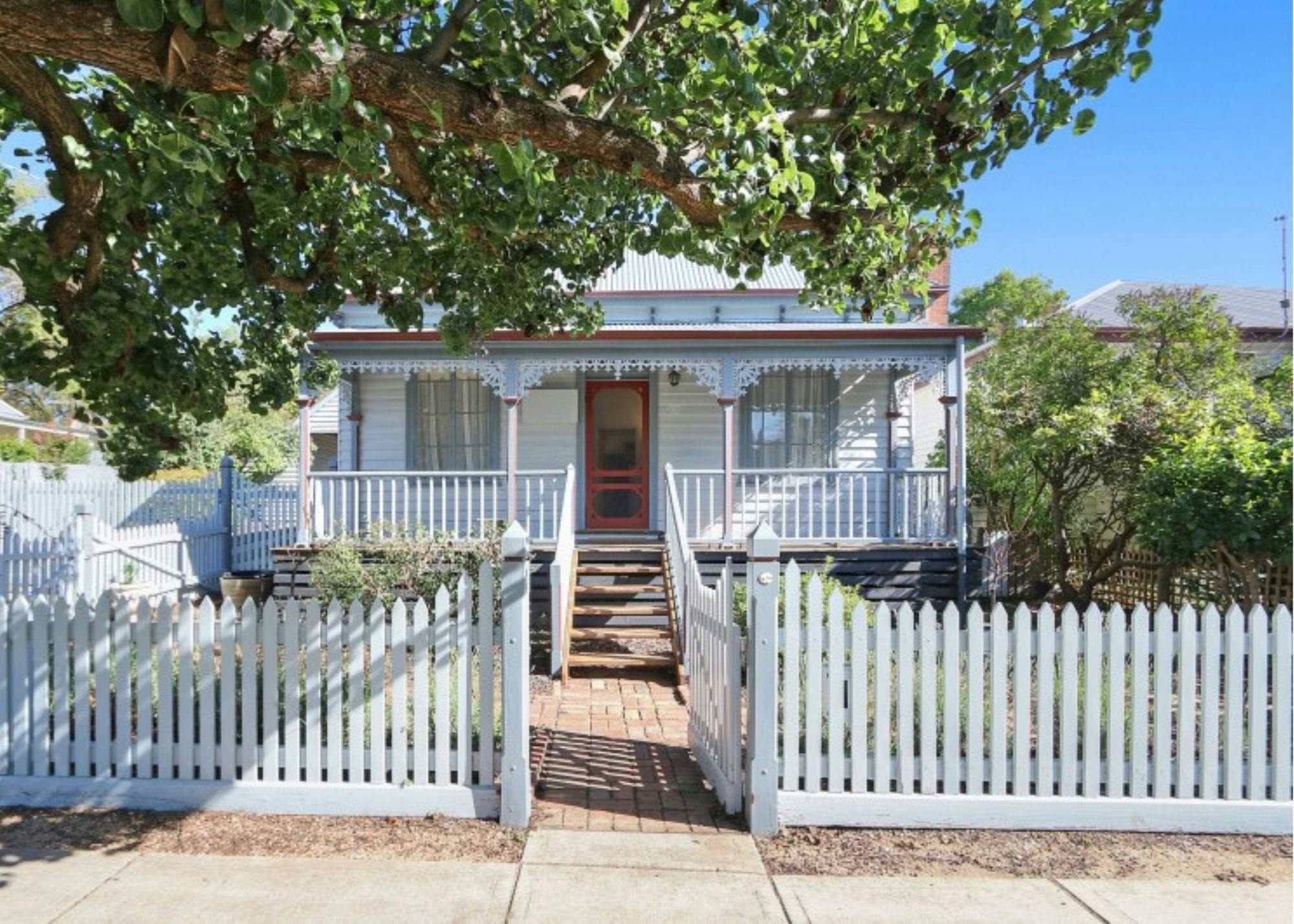 Gorgeous little cottage front