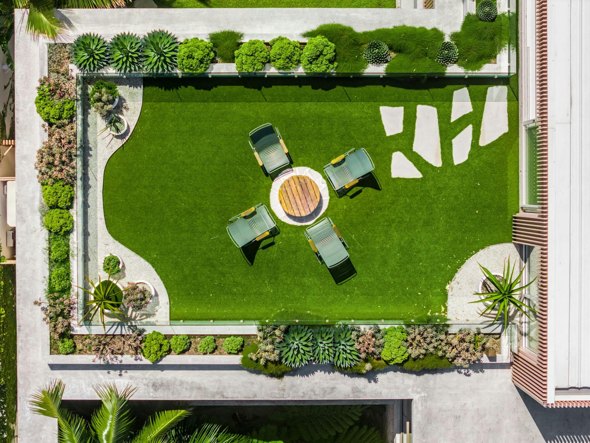 景觀花園和寬敞的陽台提供寧靜的戶外空間，讓您放鬆身心並欣賞美景