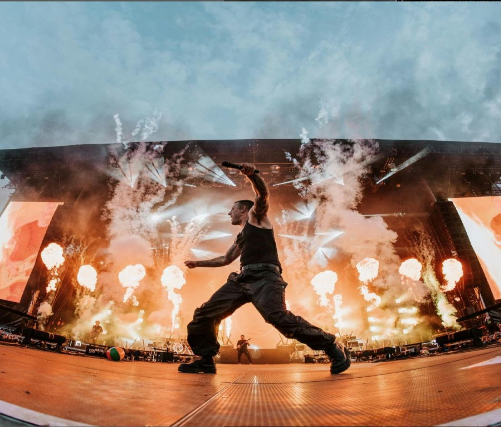 Park Wave Festival - Maitland and fire show on stage