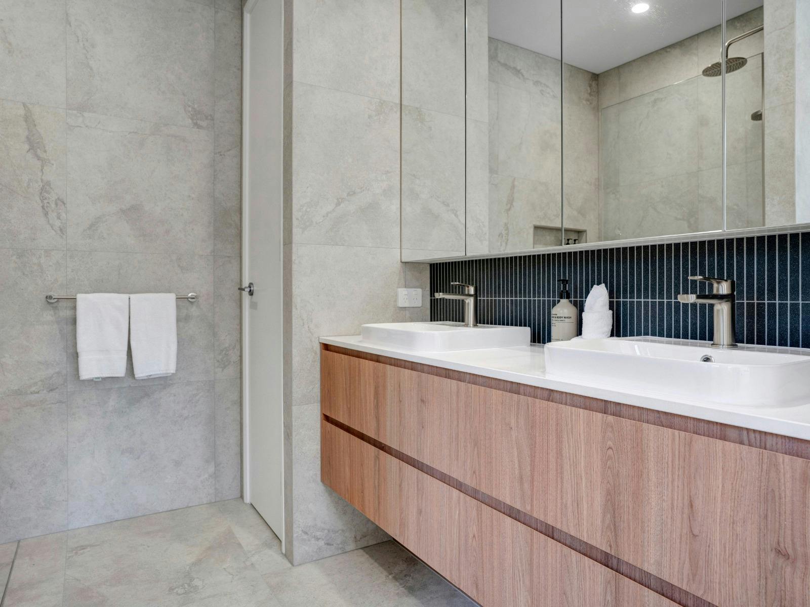 2 shared bathrooms (one with bath) and 1 ensuite bathroom