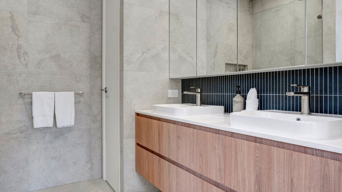 2 shared bathrooms (one with bath) and 1 ensuite bathroom