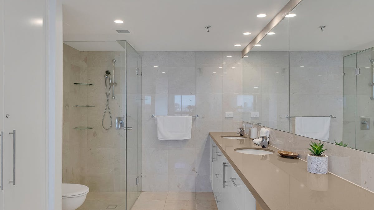 2 bedroom unit in Burleigh - Master ensuite
