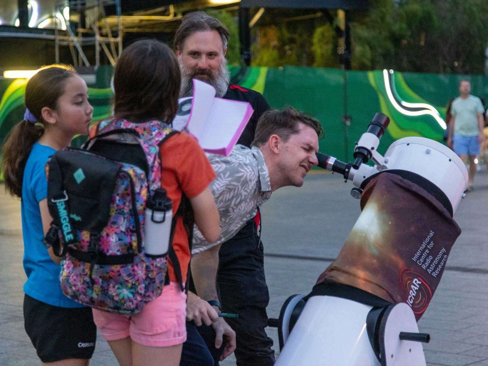 Christmas sidewalk astronomy at Yagan Square with ICRAR