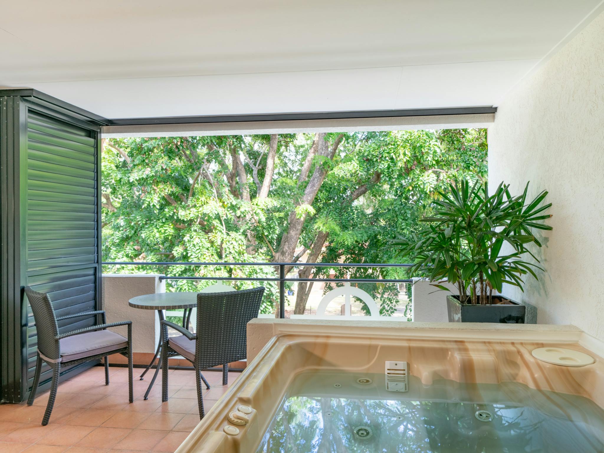 Outdoor Jacuzzi perfectly heated to suit the season Outdoor Jacuzzi perfectly heated to suit the season