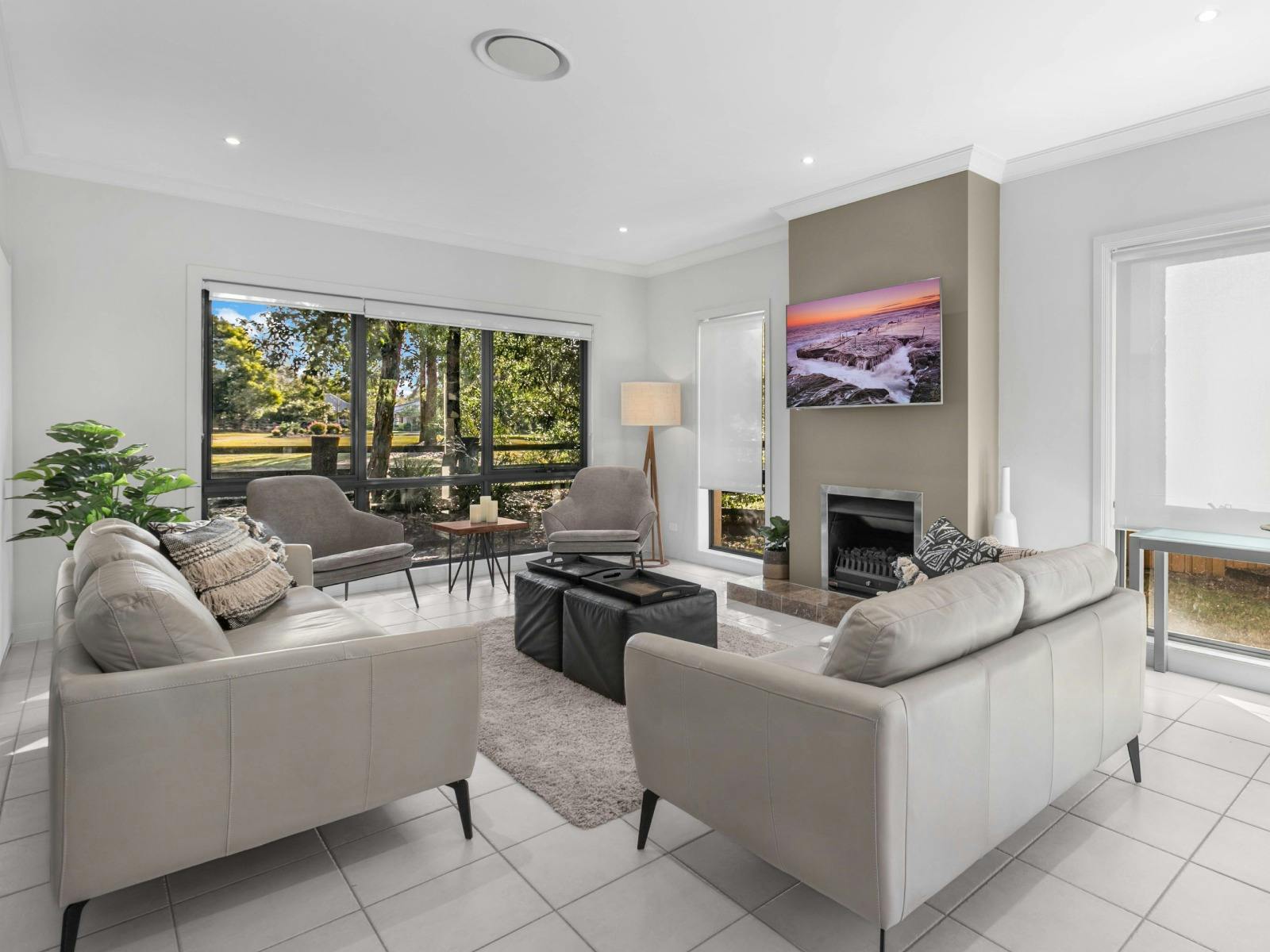 벽난로와 TV가 있는 Amaroo Lodge 라운지 룸