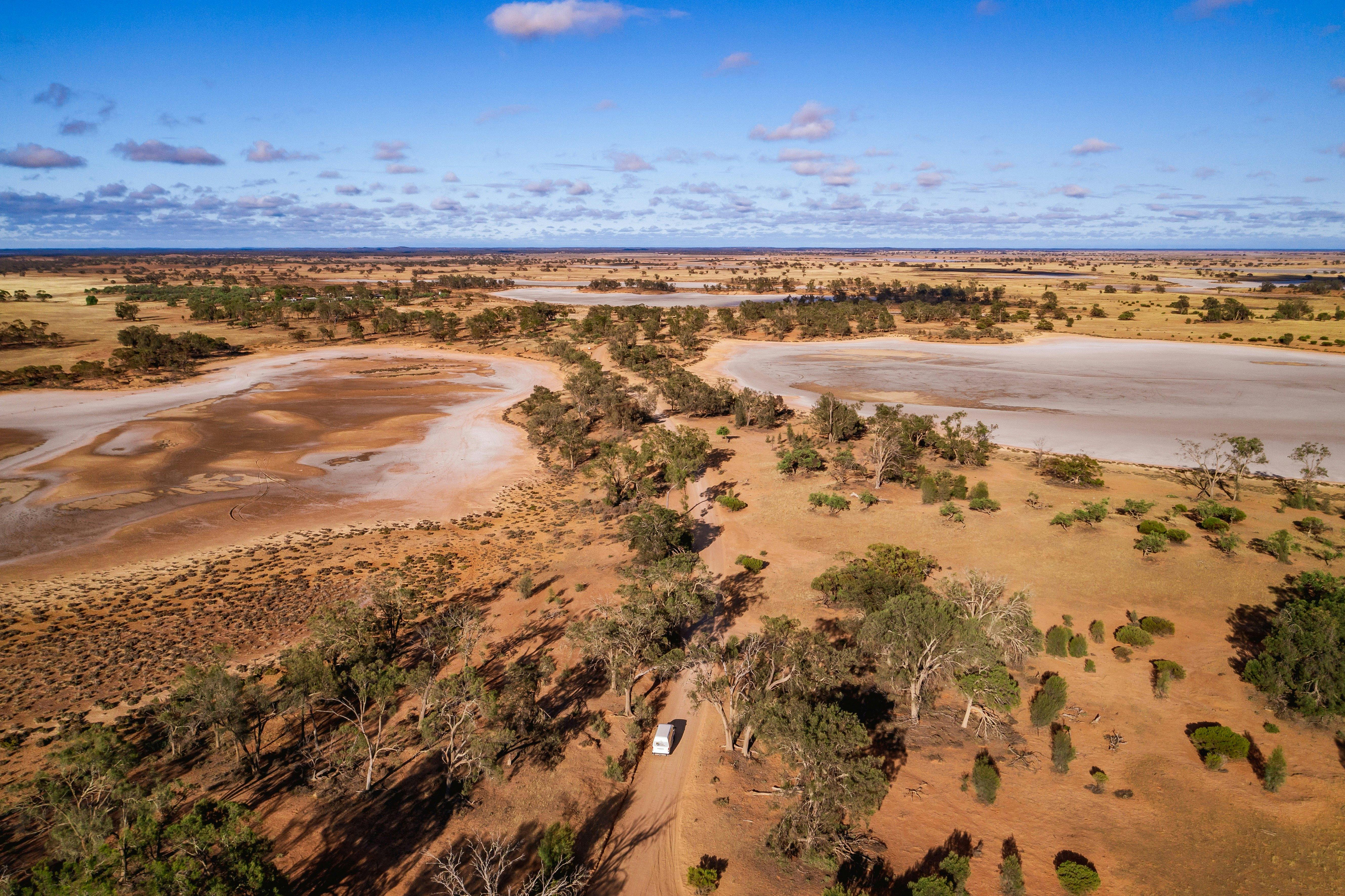 塩湖が点在する広大な風景の中を旅するマレーサンセット国立公園に向かいます。
