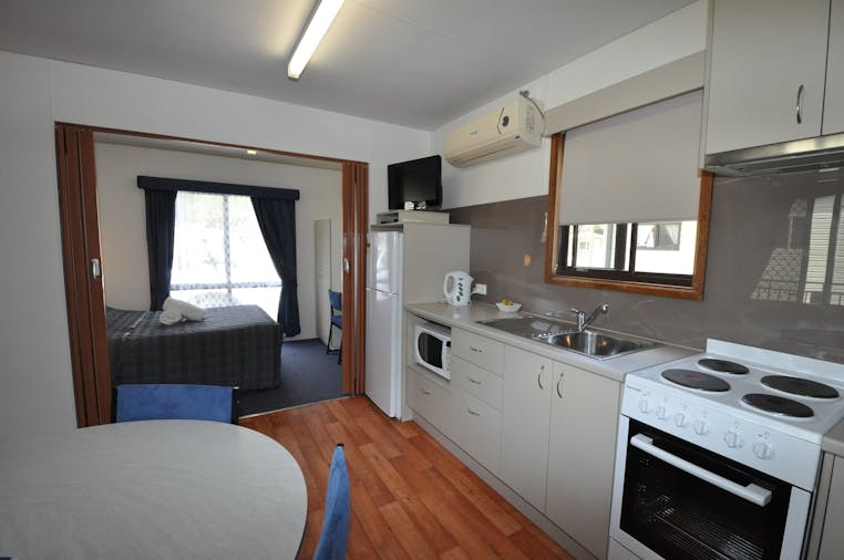 Beachside Holiday Park, Deluxe cabin Normanville,