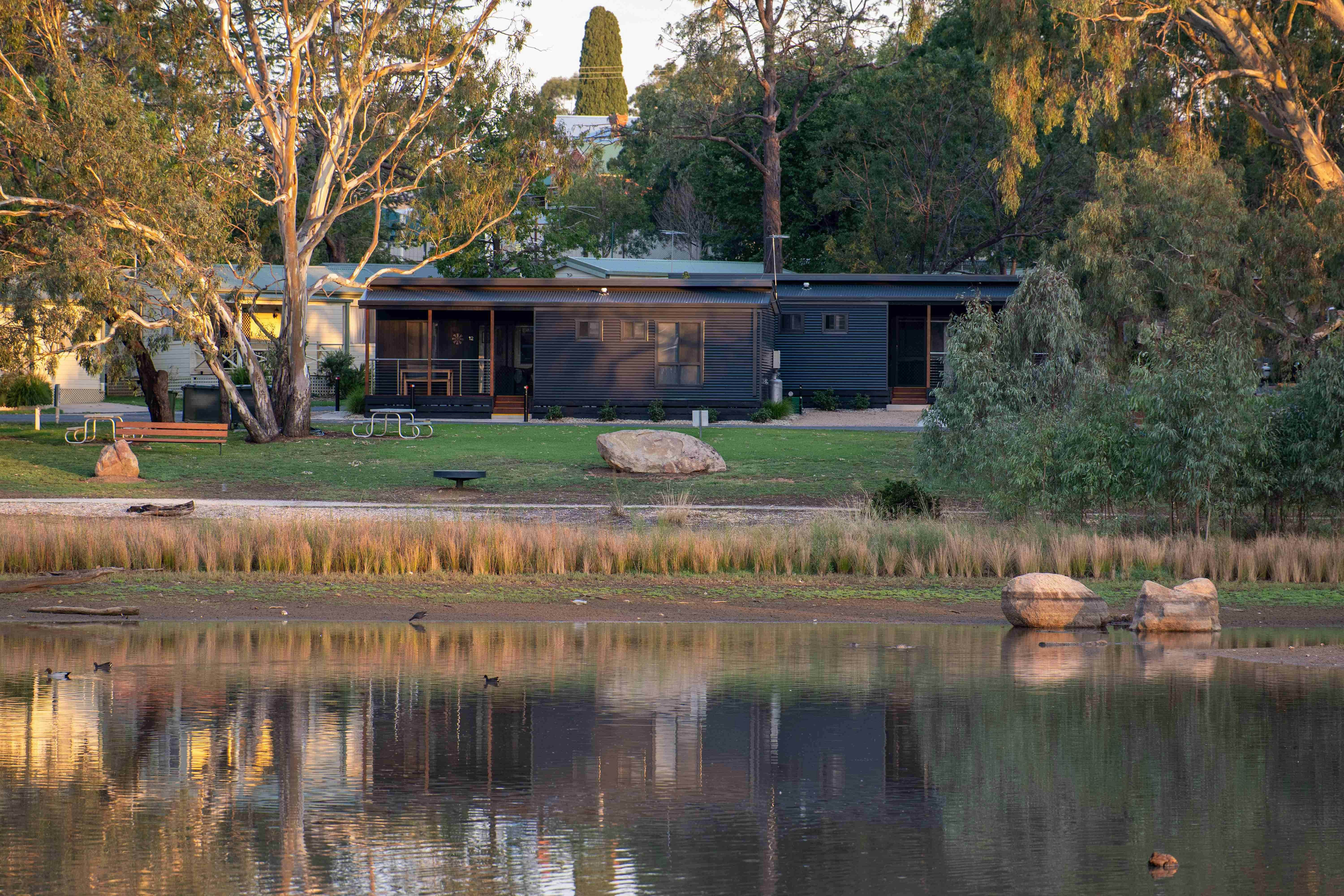 NEW Deluxe Lakeview Cabin