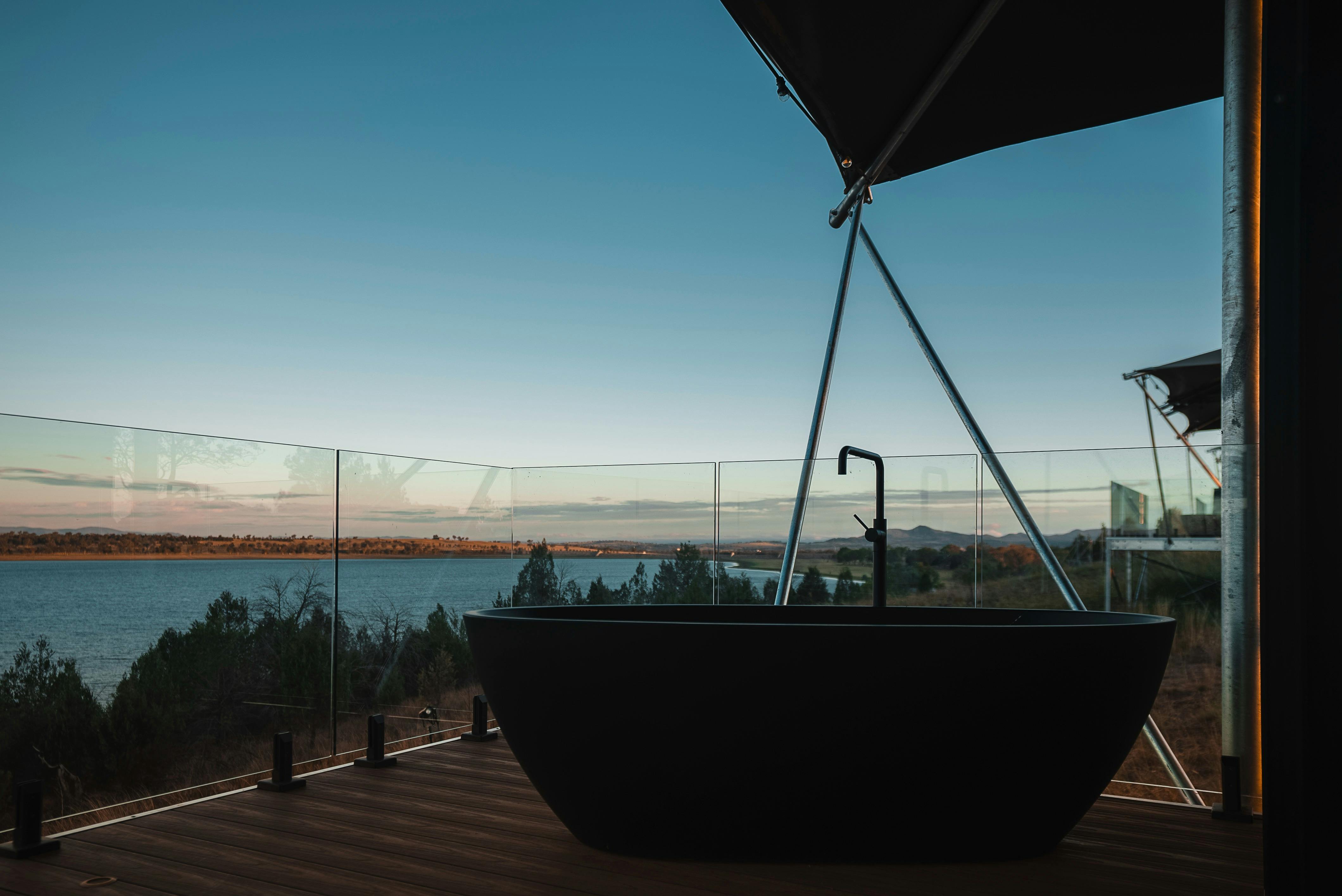 デッキにあるワイルダーラックススターテントのバス