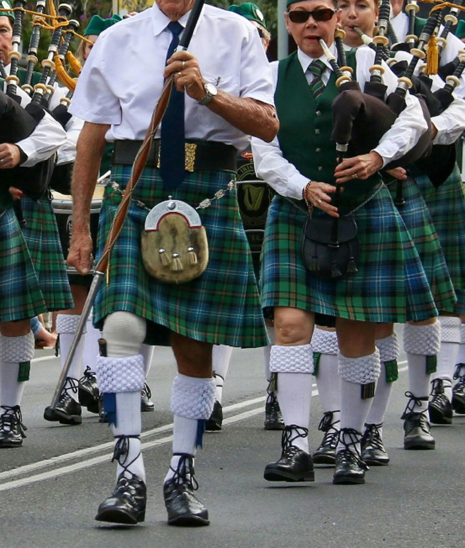 Pipebands on Parade - Maclean Street March