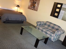 Plush queen size bed, quiet, spacious, own private en-suite, ground level