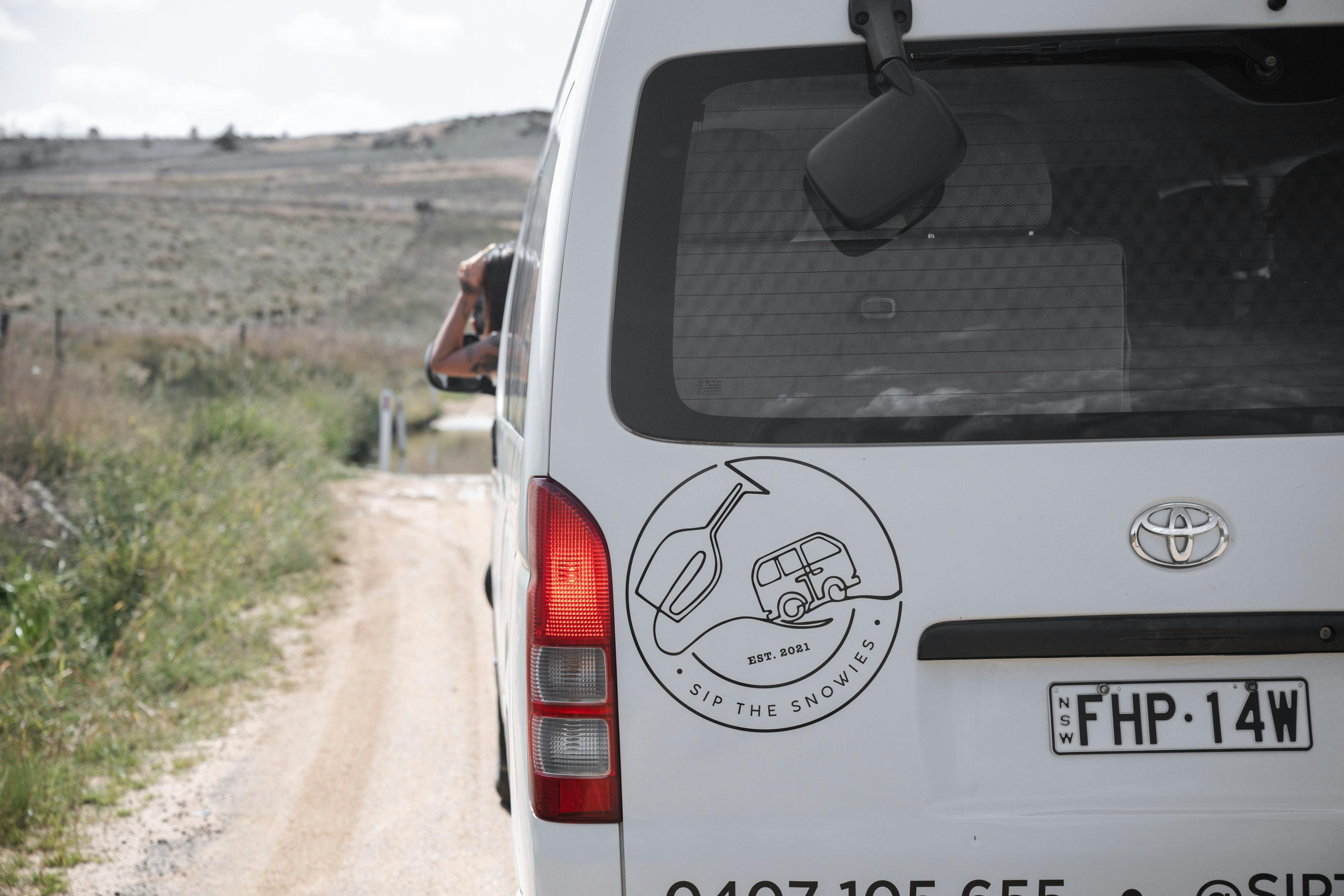 スノーウィーズツアーバスに乗って、ゲストと一緒に窓の外を眺めながら、ダルゲットの未舗装道路をドライブする