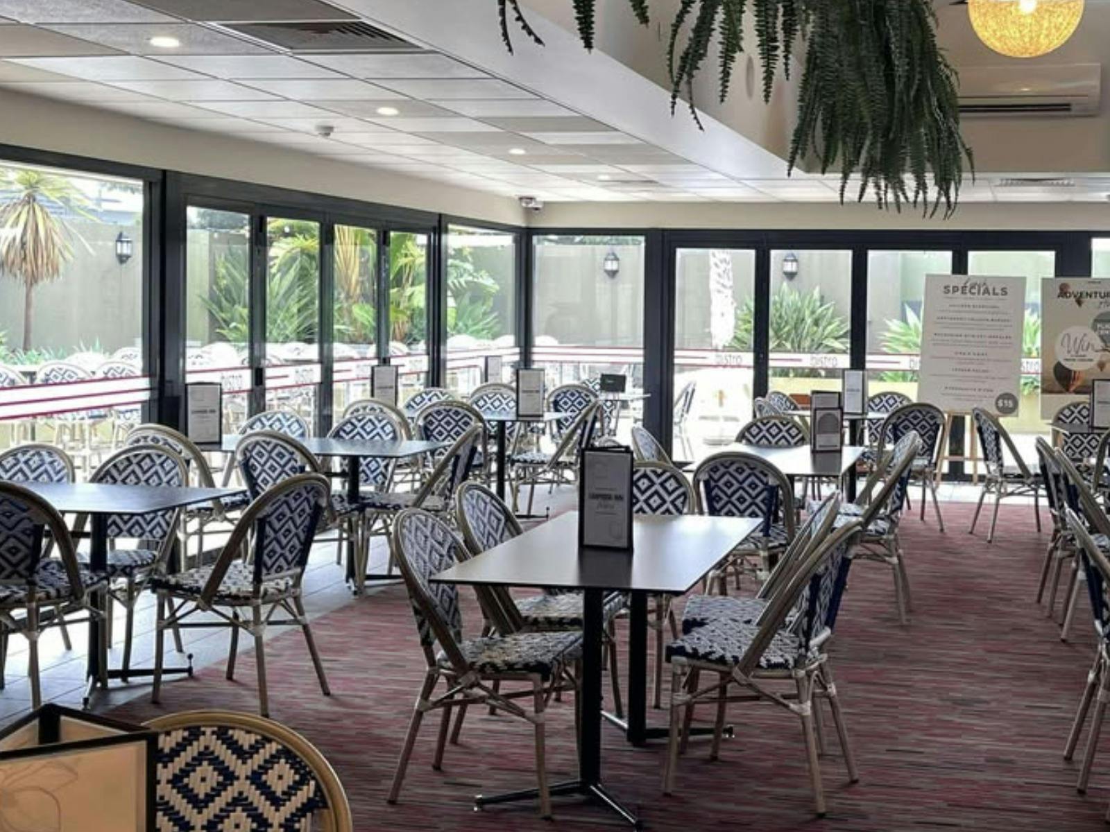 ビストロのダイニングエリア内のテーブルと椅子