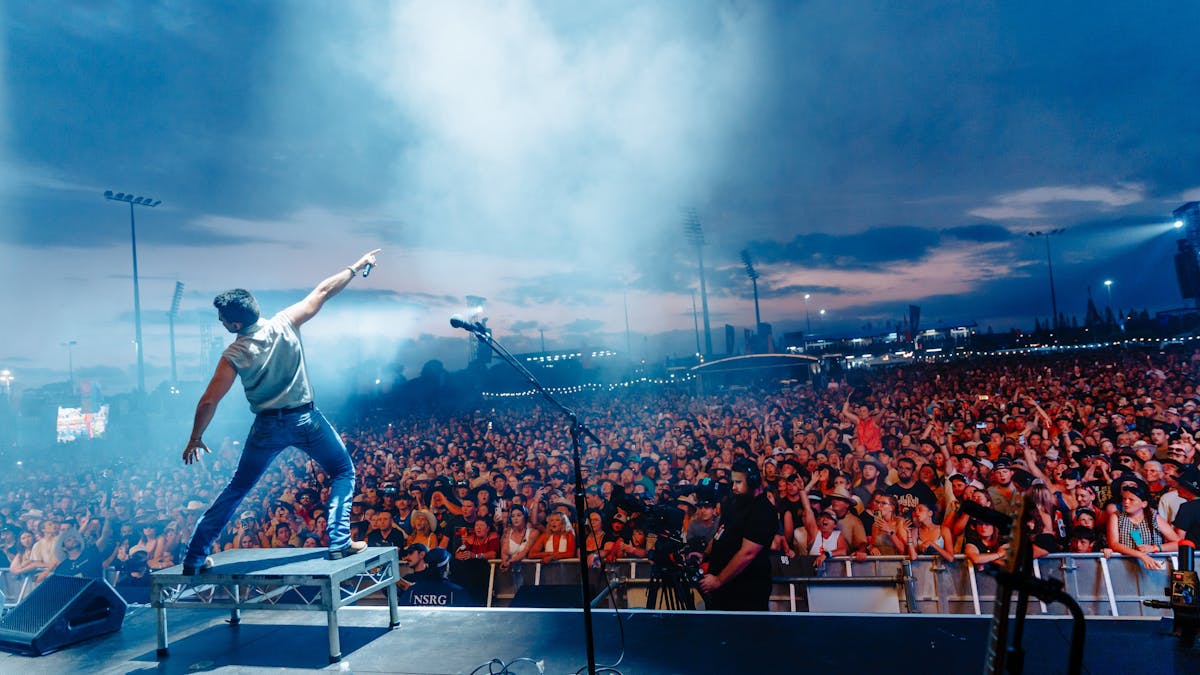 Country singer on the main stage