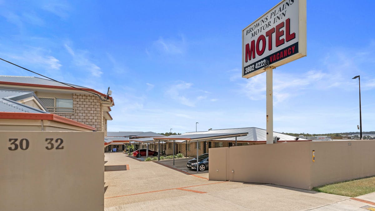 Browns Plains Motor Inn - Driveway and signage