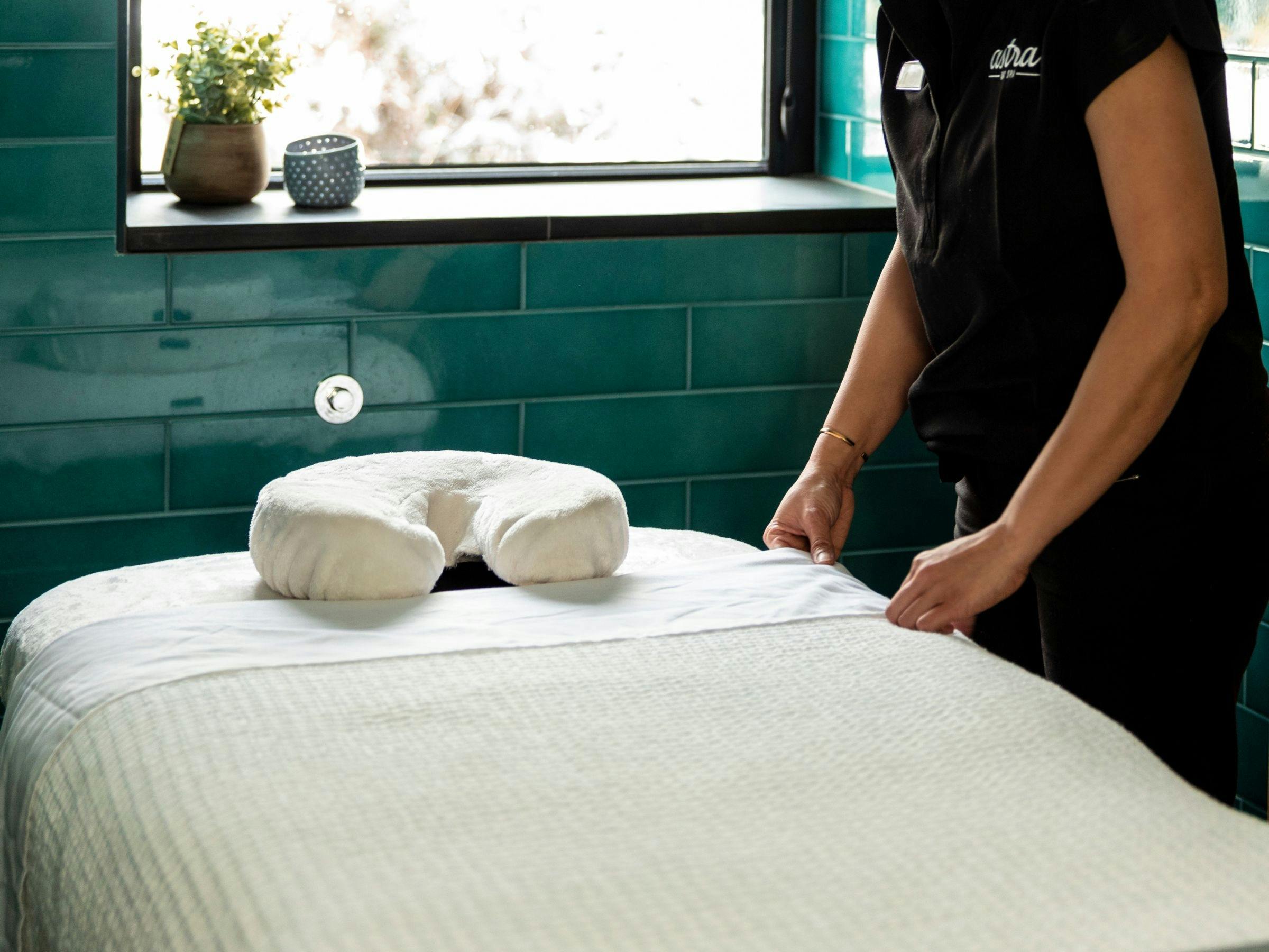 Astra Day Spa 매니저가 트리트먼트 룸을 준비하는 모습