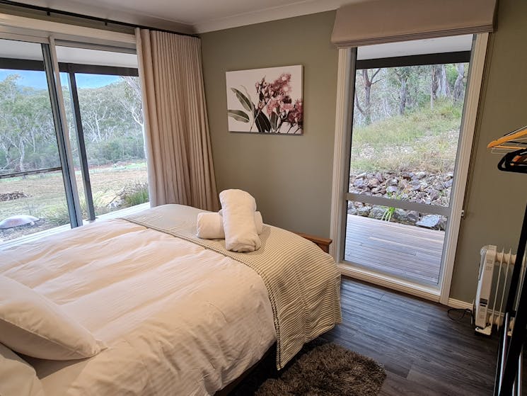 Second bedroom with Queen bed and Escarpment Views