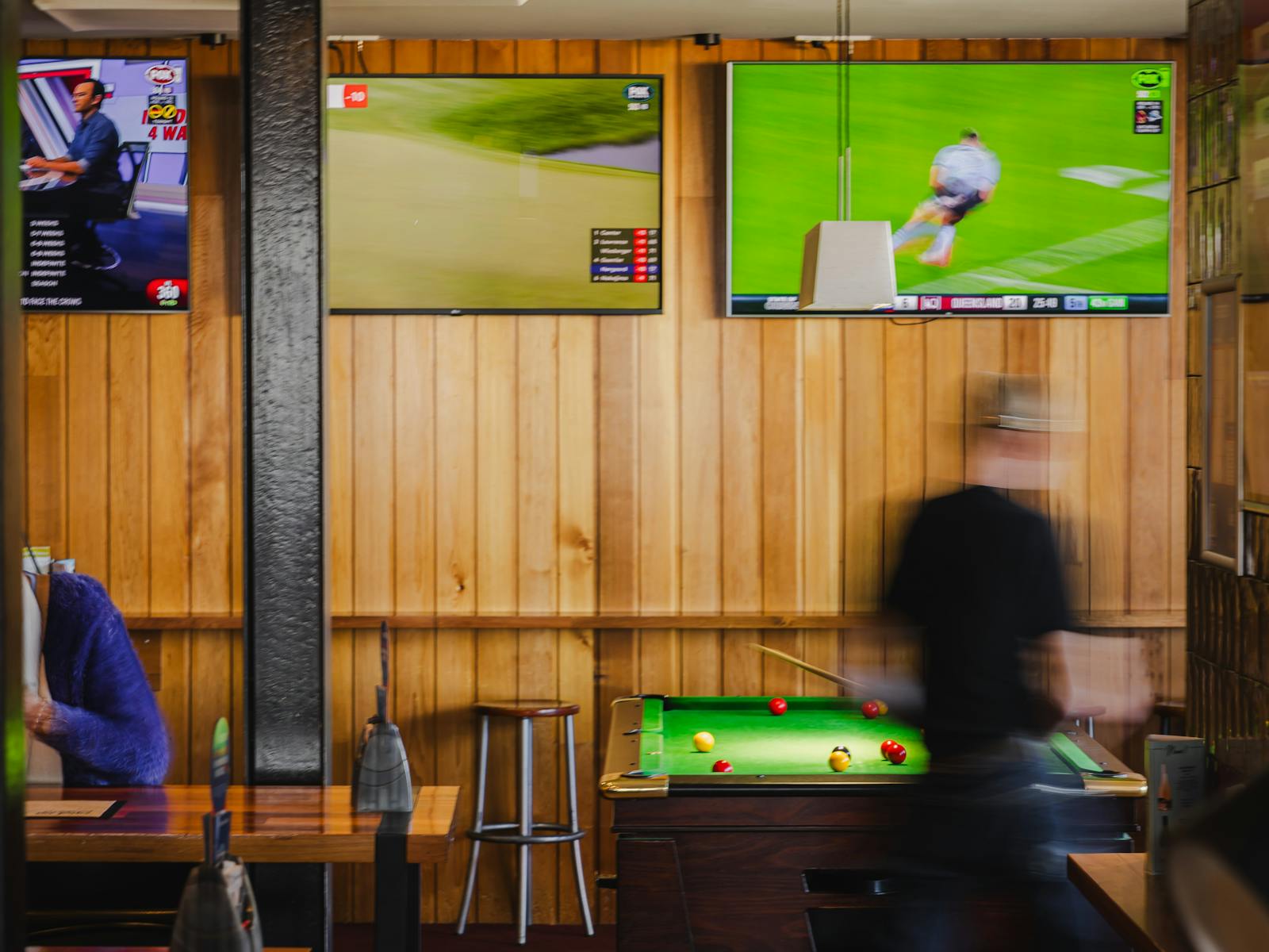 the shoreline hotel sports bar