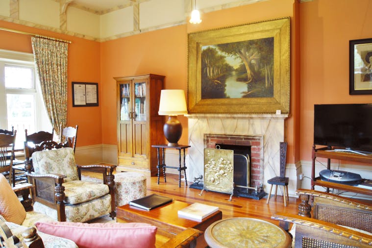 Buxton Manor George Lowe Esquire Apartment