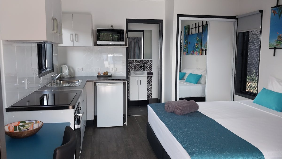 Enjoy full kitchen facilities with kettle, toaster, microwave, refrigerator, cooktop and oven.