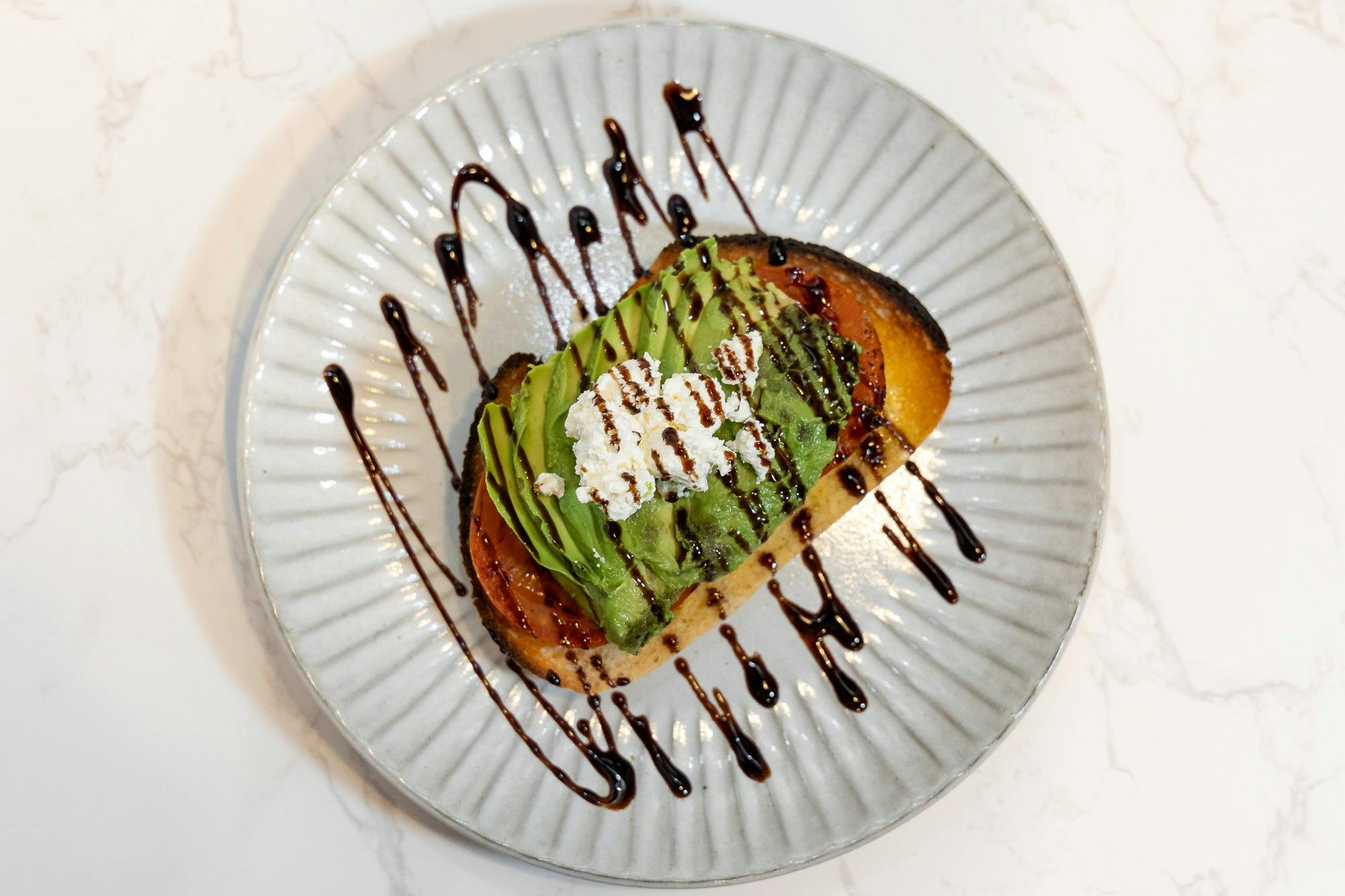 Köstlicher Avocado-Turm