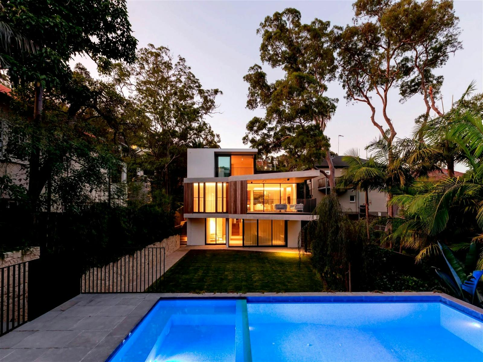 波光粼粼的游泳池、水療中心、充足的兒童草坪和成熟的花園