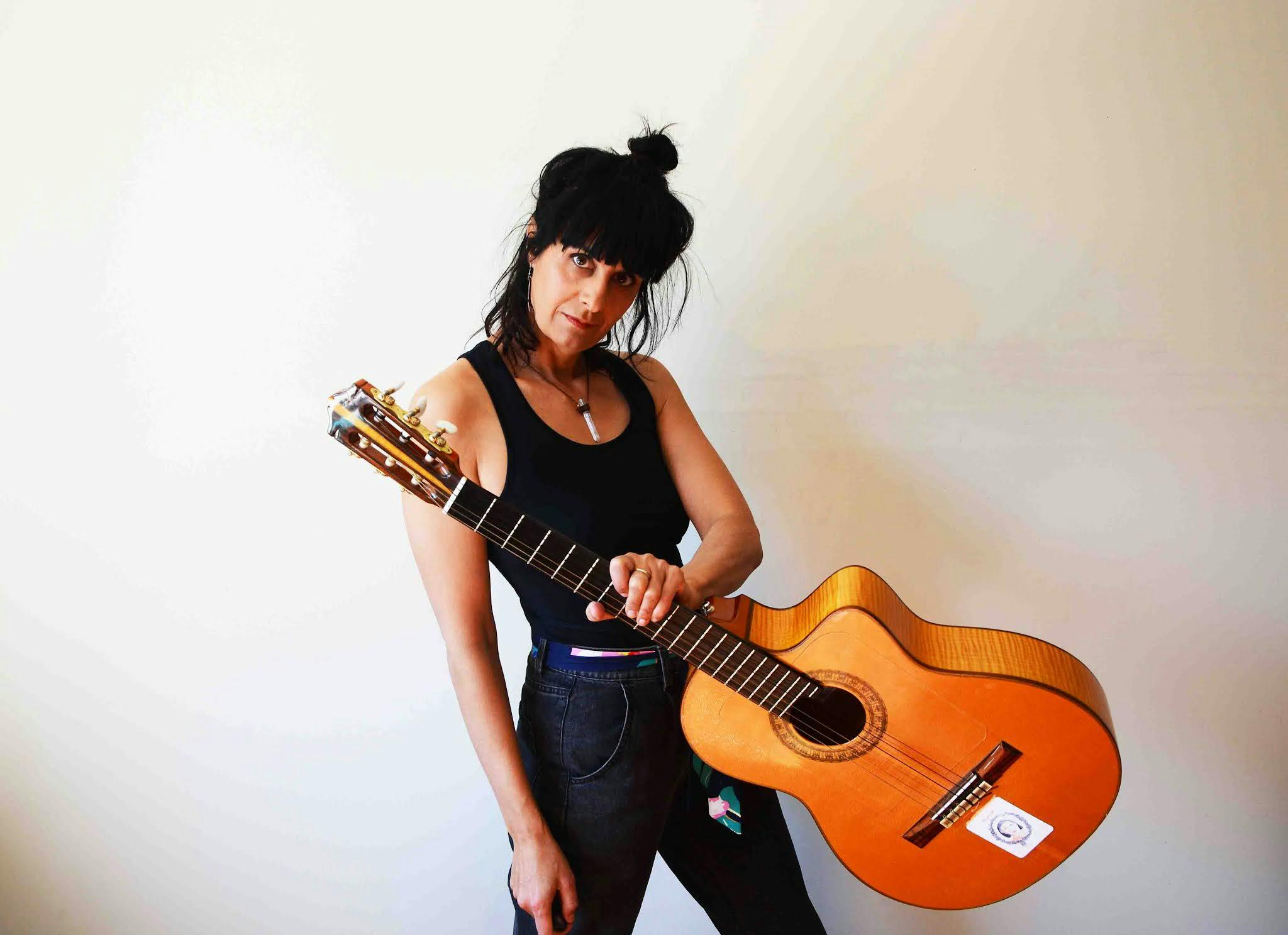 Music Cafe By Night – SNEZ – Folksängerin/Songwriterin