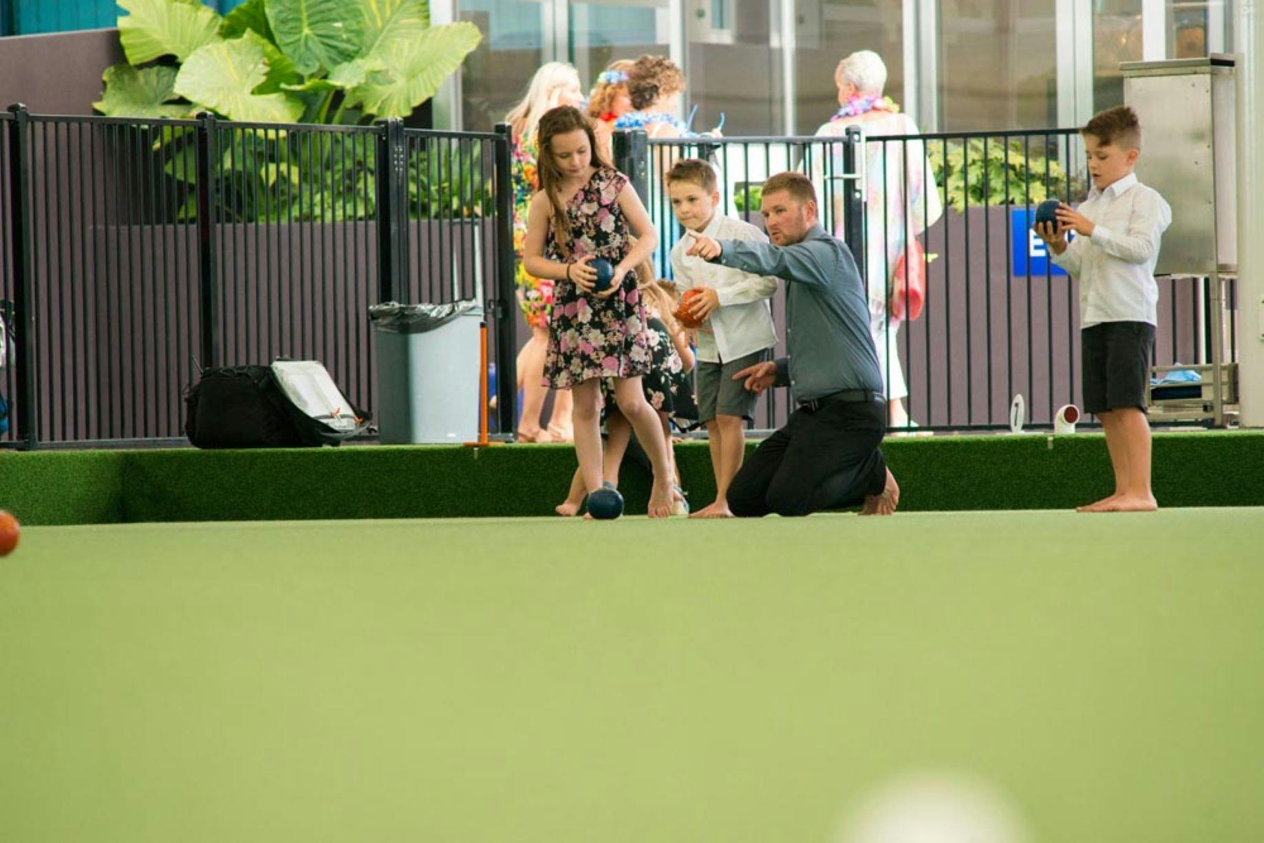 맨발로 그릇을 가지고 노는 젊은 가족의 이미지. 아버지, 2남 1녀