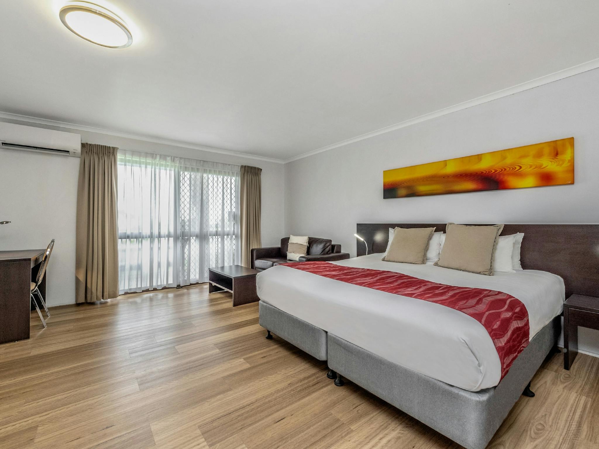 Spacious Deluxe Room with a king bed and lounge Spacious Deluxe Room with a king bed and lounge