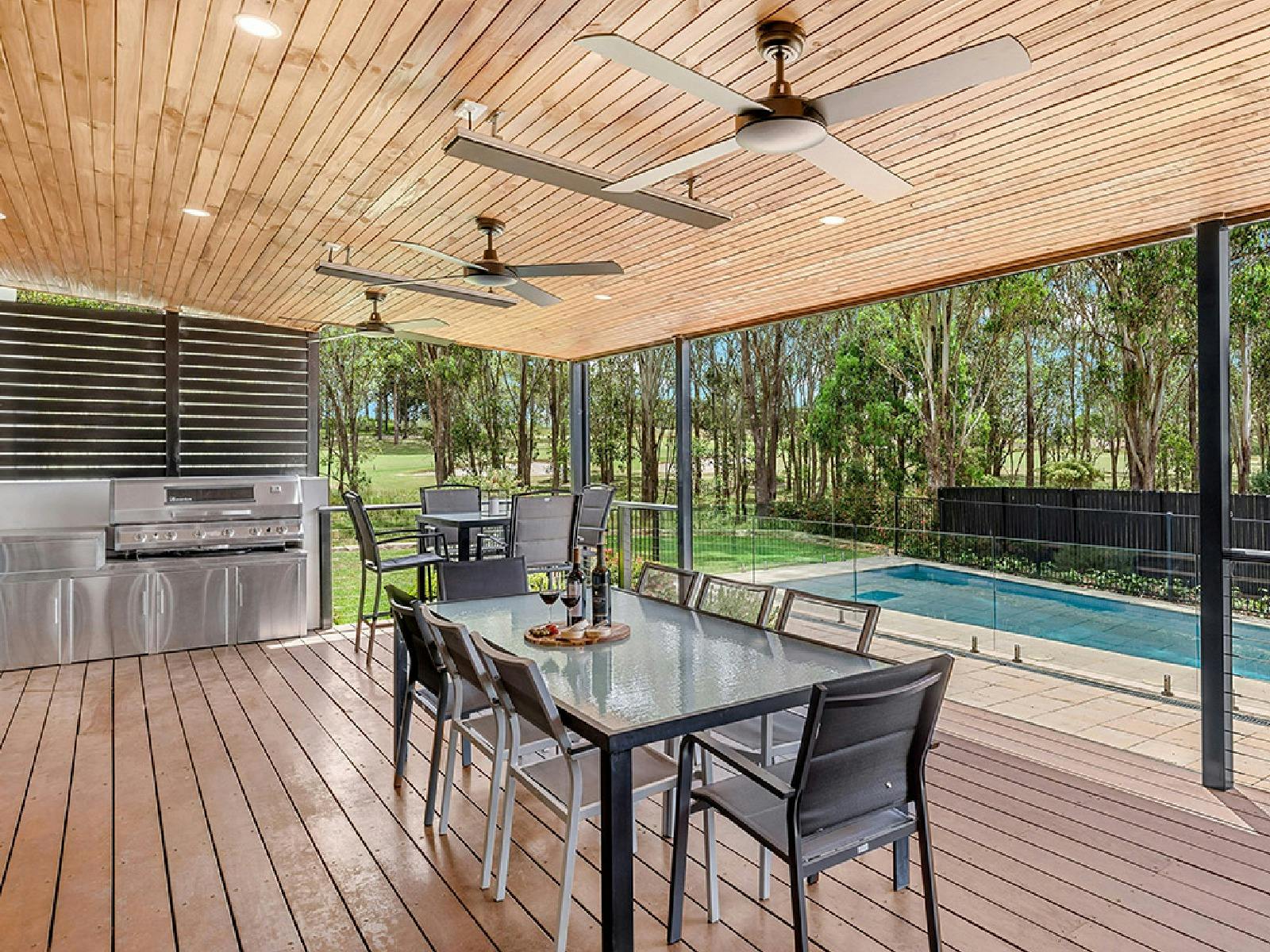 クラブハウス ポコルビンのバーベキュー施設付き屋外ダイニングエリア