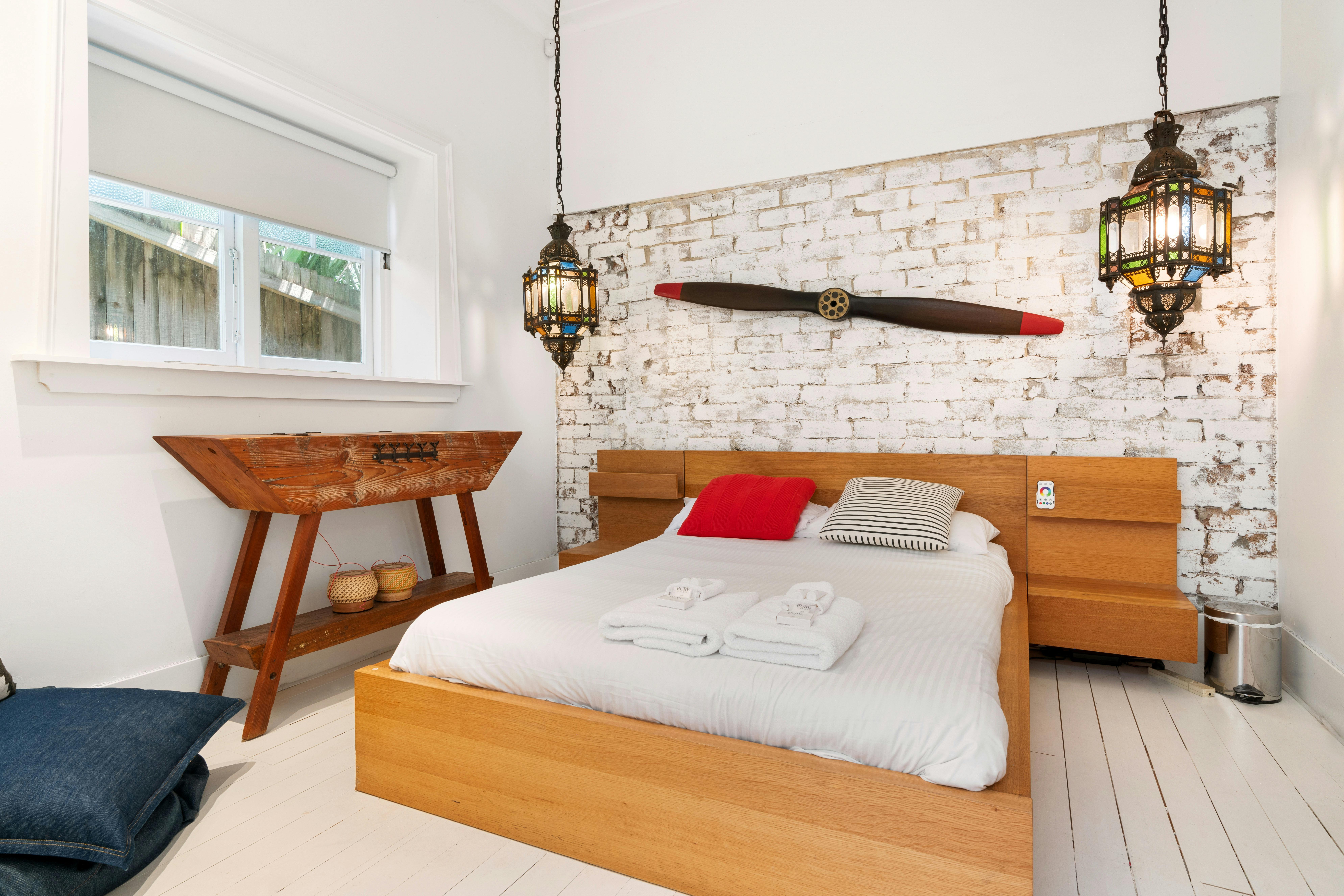 臥室配有木製家具、充滿活力的燈光和獨特的配件。