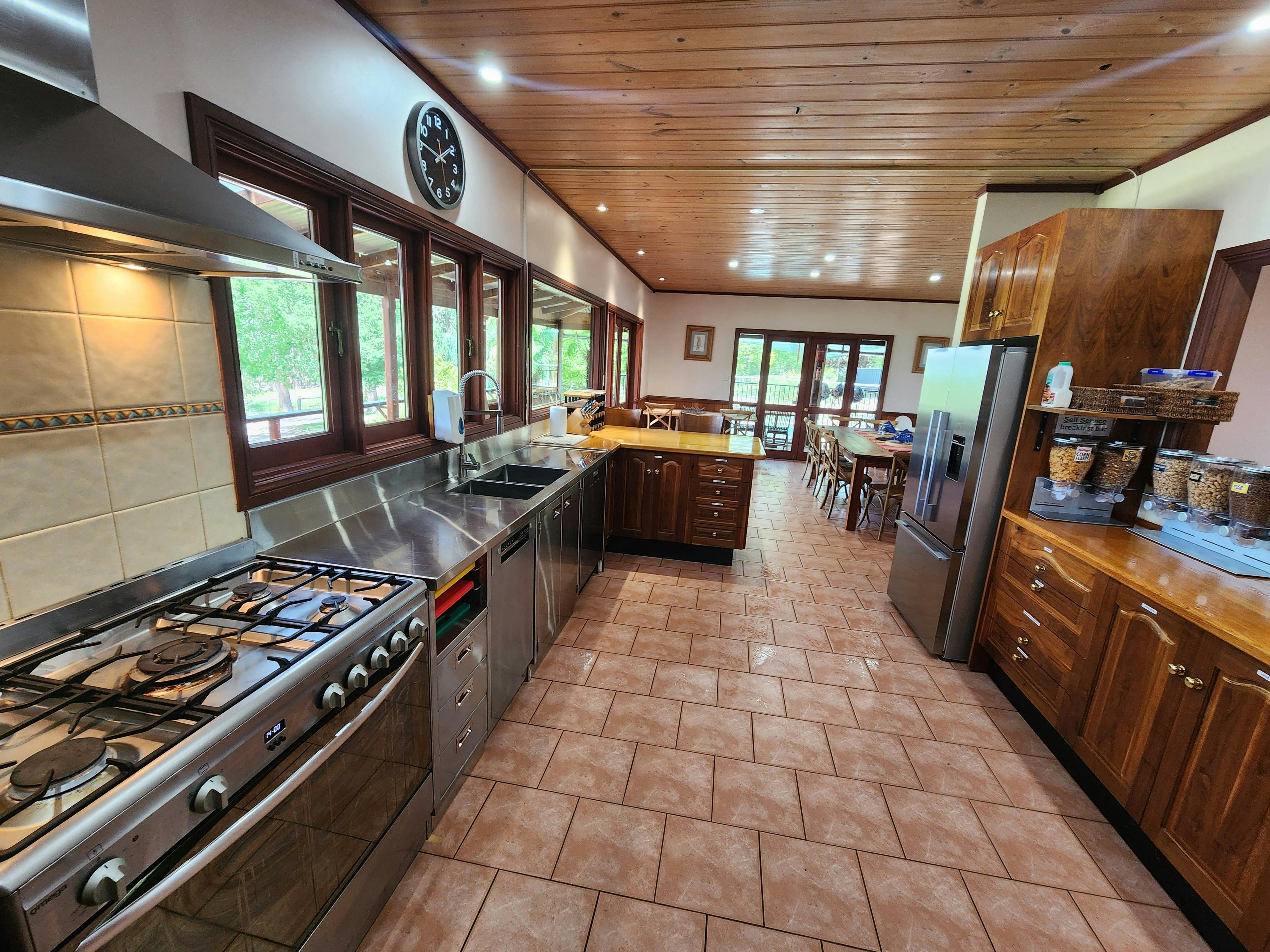 Guest kitchen & dining area