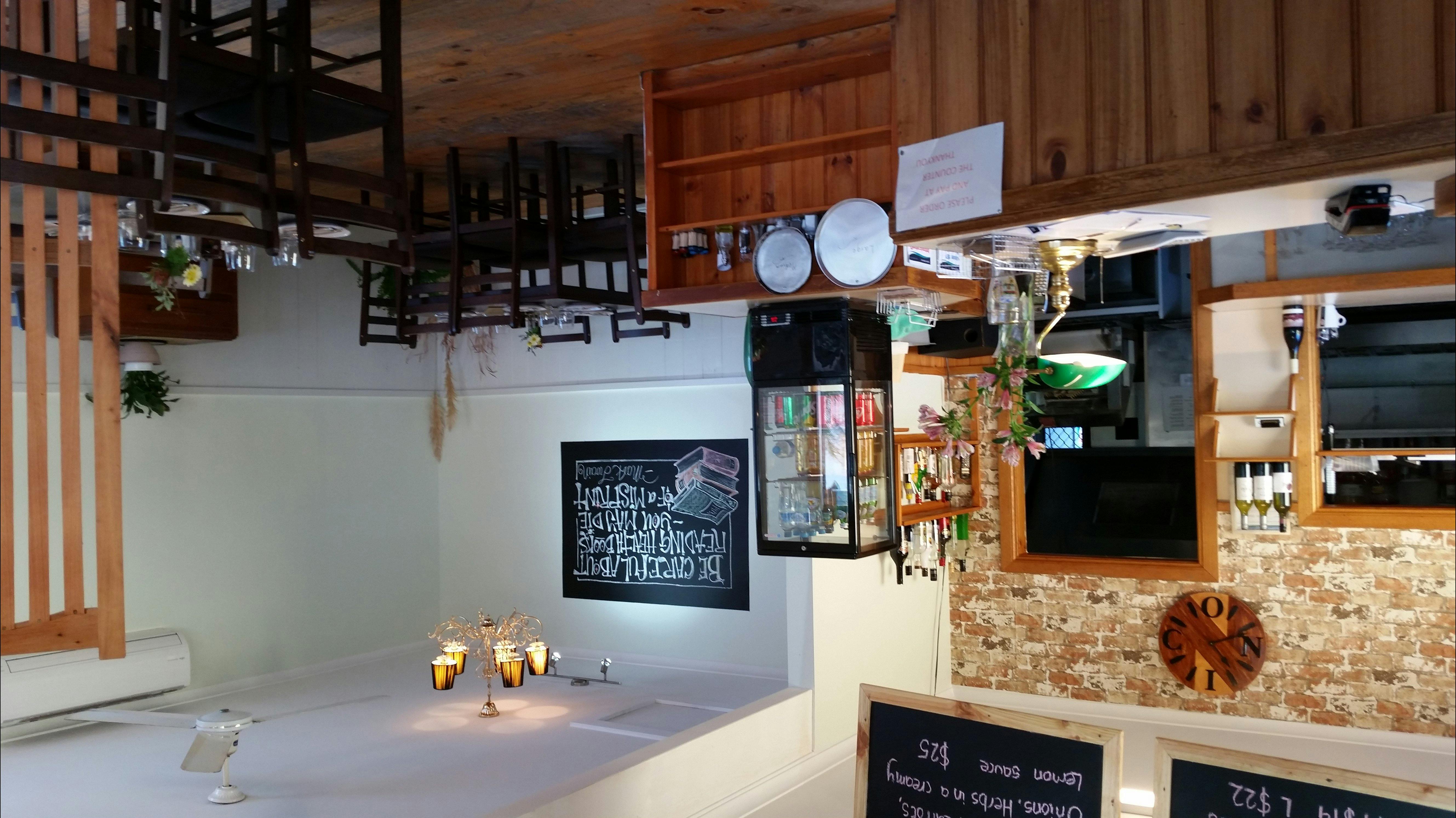 REAL Pizza Pasta Salads interior