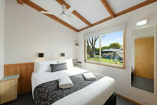 Discovery Parks - Robe, Deluxe 2 Bedroom Cabin - Sleeps 6 - Robe,...