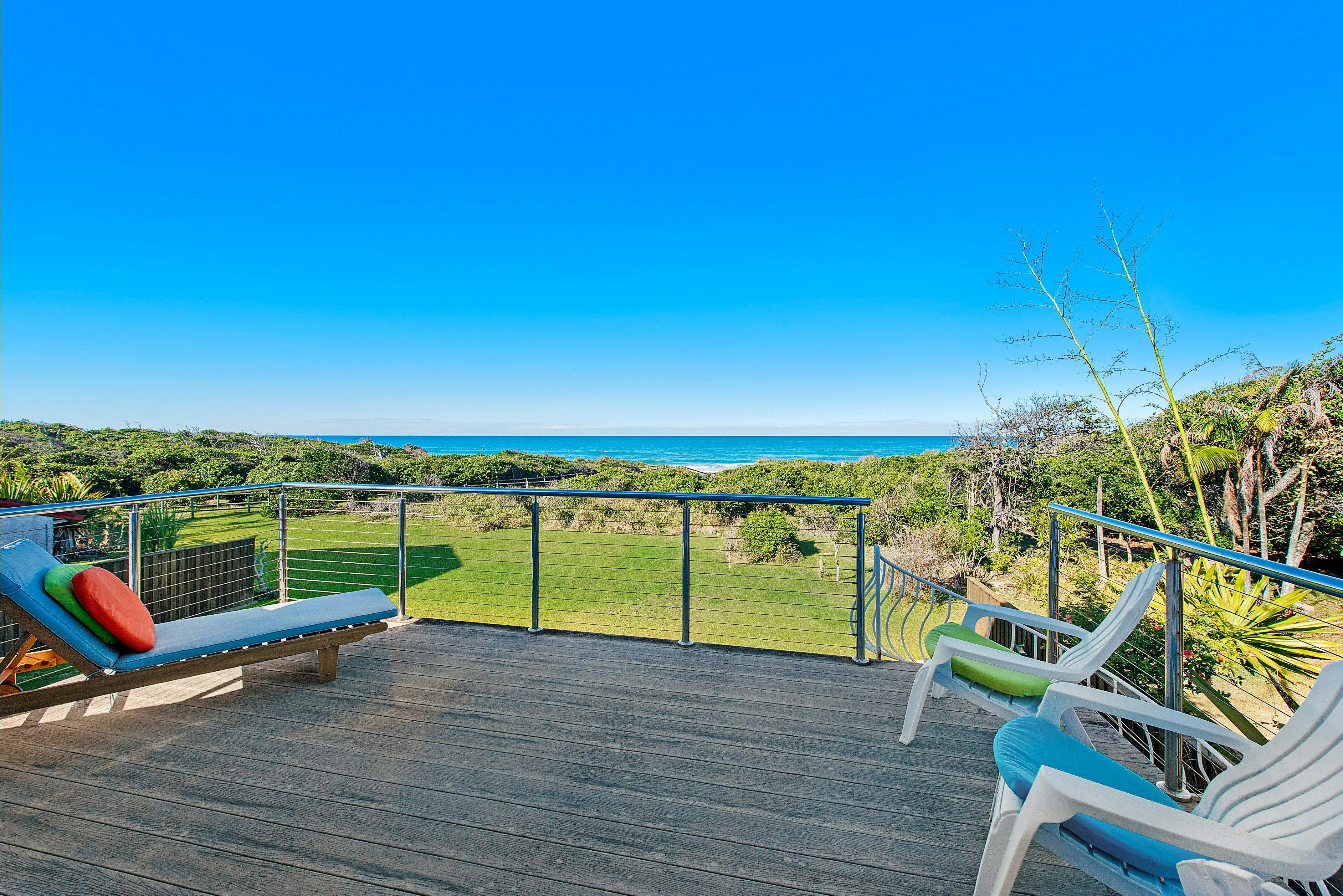 Middle Rock Beach House - Absolute Beachfrontachfront