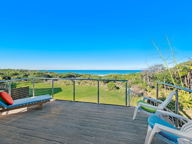 Middle Rock Beach House - Absolute Beachfrontachfront