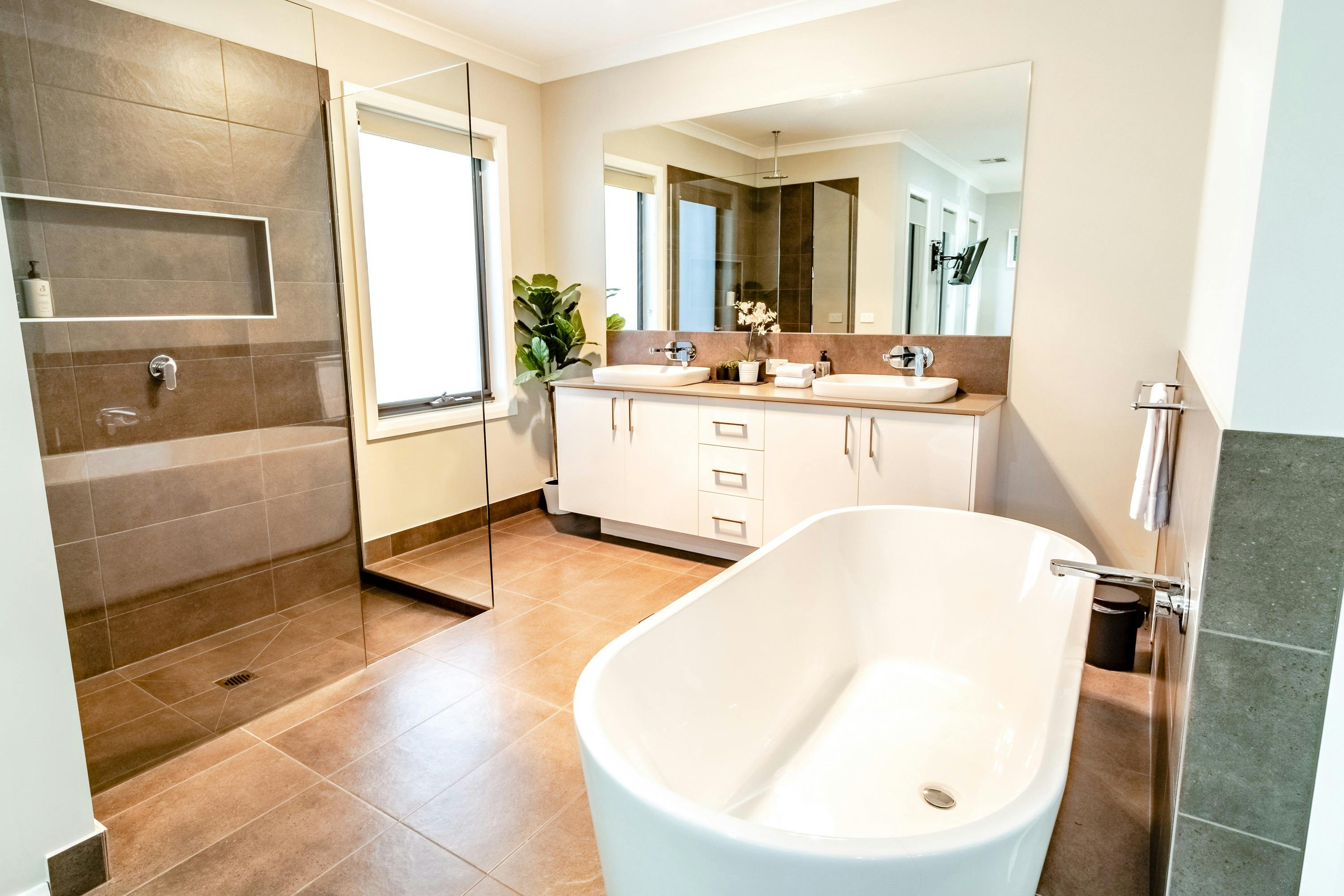 Master ensuite with bathtub and shower