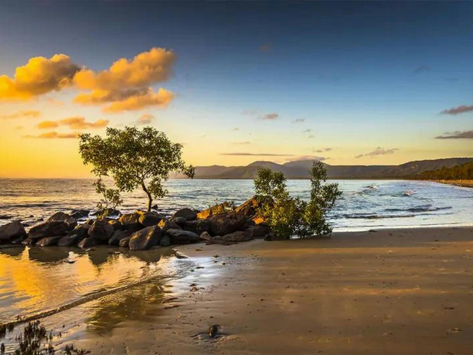 queensland-port-douglas-beach-sunset