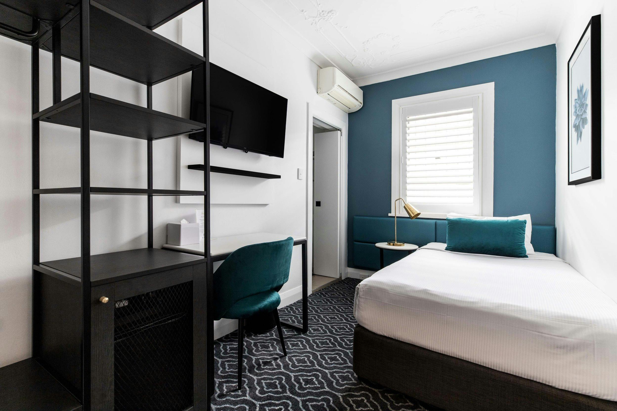 Single Room with private bathroom, TV, desk, clothes hanger and TV