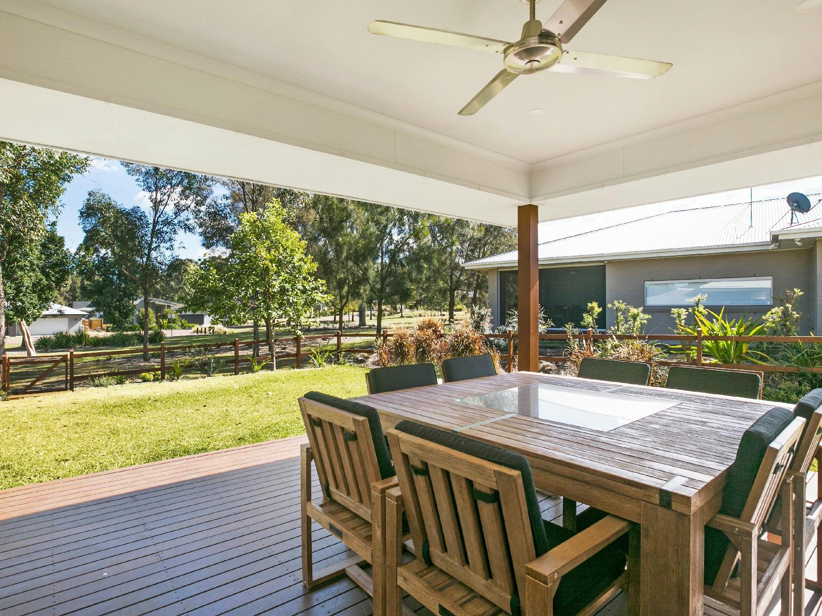 ヴィノ・エ・ゴルフ屋外ダイニングエリア