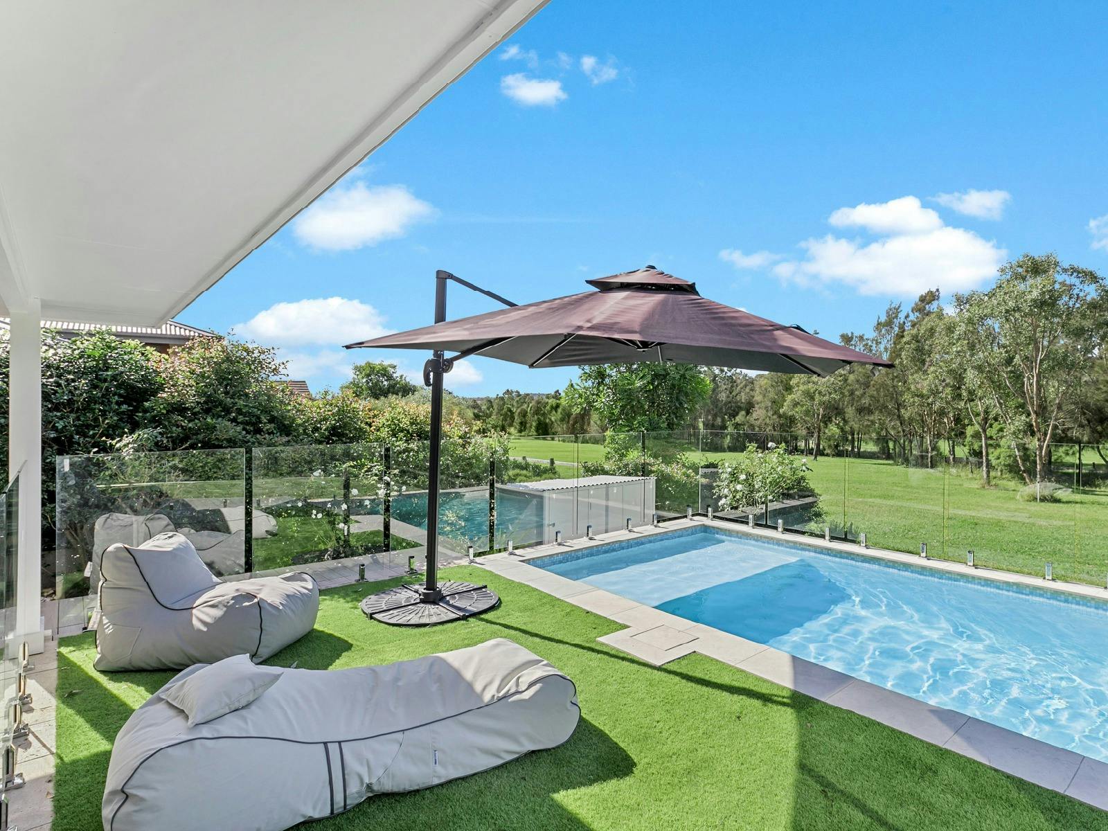 Whitepepper Cottage pool area overlooking the golf course