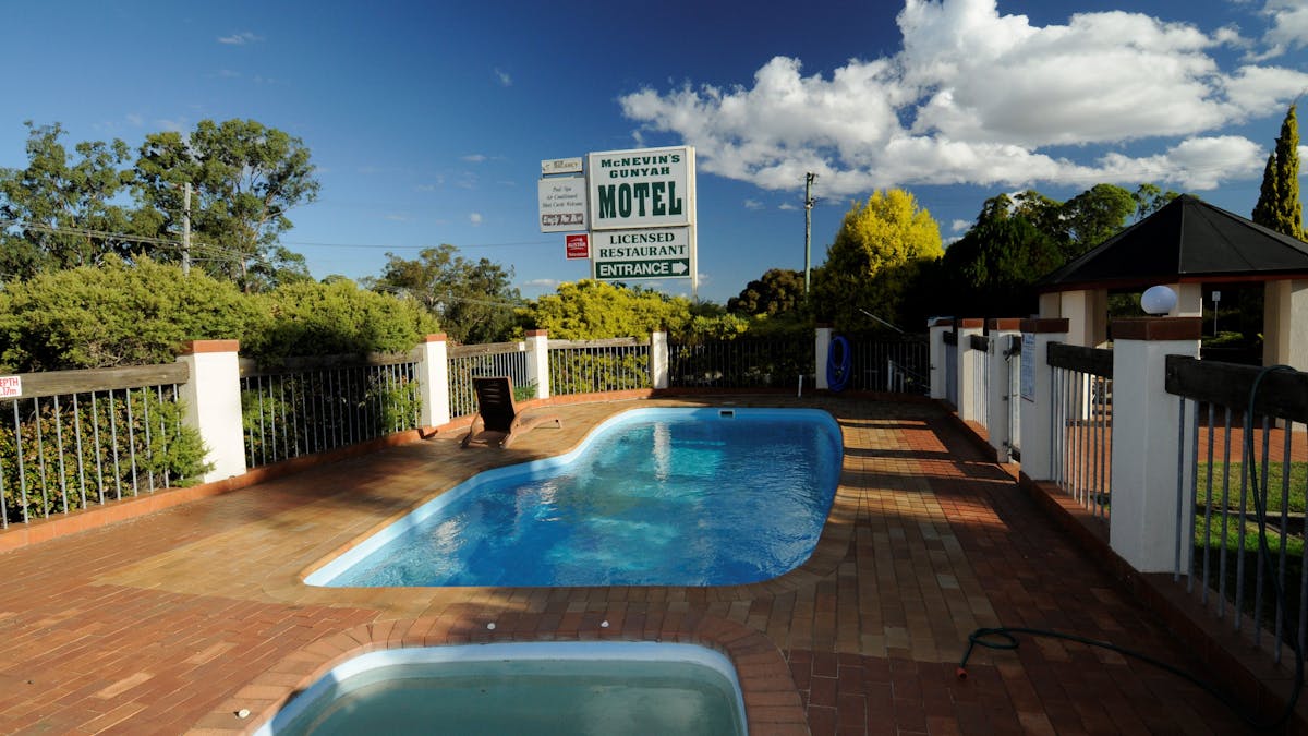 McNevins Warwick Motel and Gunyah Restaurant