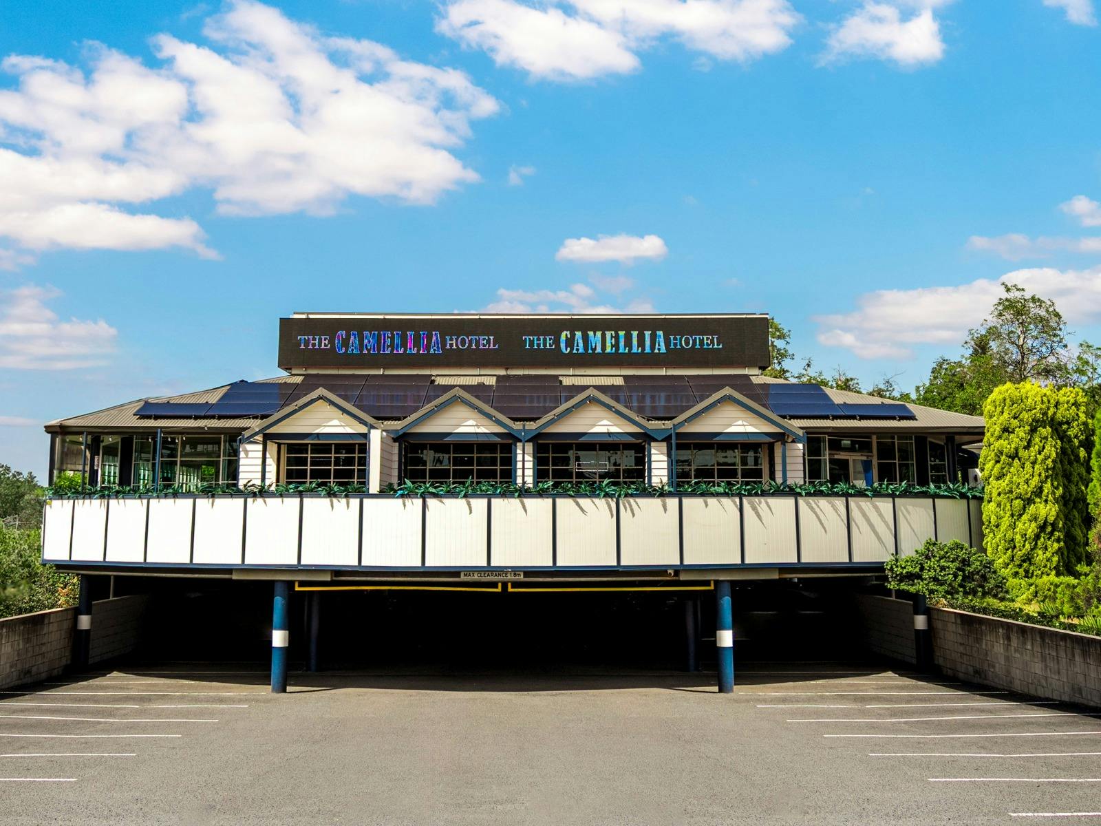 山茶花酒店和停車場的外部廣角鏡頭