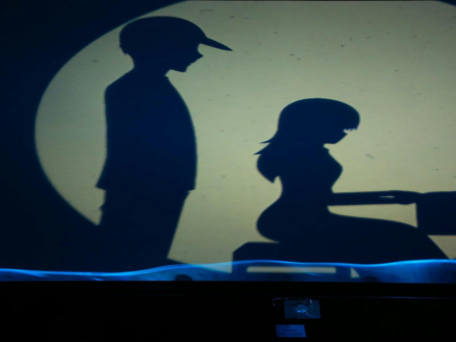 在雪梨的密室逃脫 Memento 中，月光下兩個人的剪影，故事情節豐富，充滿情感。